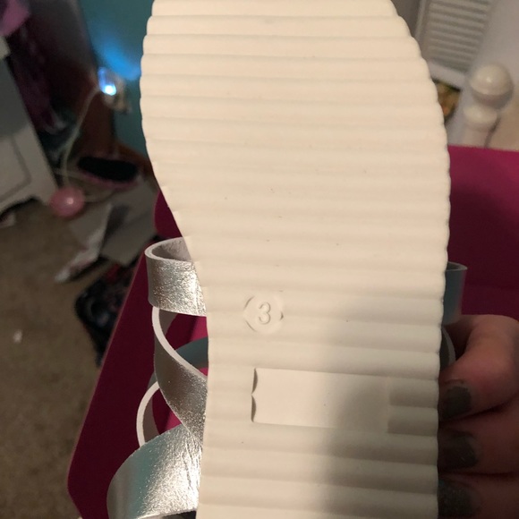 Girls size 3 silver Sandal, Comfy!! - Picture 4 of 4